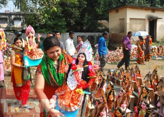 Markets come alive on the eve of Laxmi Puja